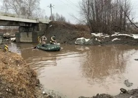 В Екатеринбурге устроили лодочную переправу через лужу