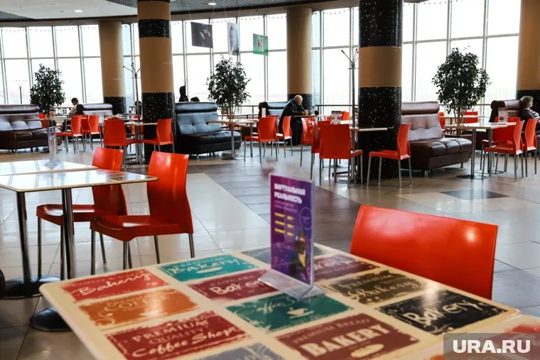 Оборот в сфере общественного питания в регионе снизился почти на 30%