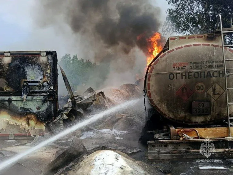 Кадры тушения бензовоза в Челябинской области