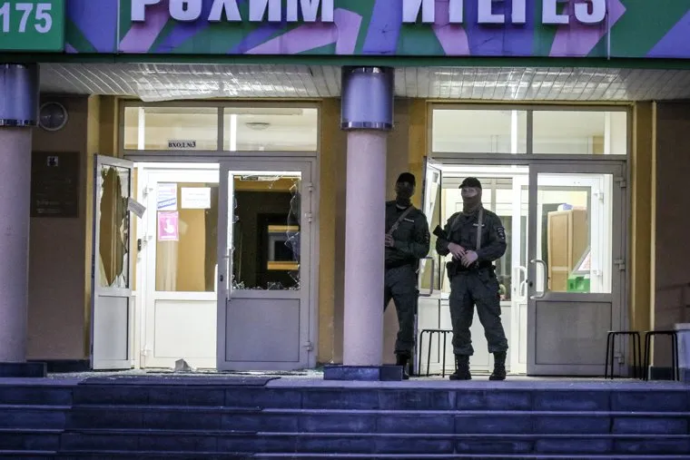 Стихийный мемориал у гимназии №175 в Казани. Казань