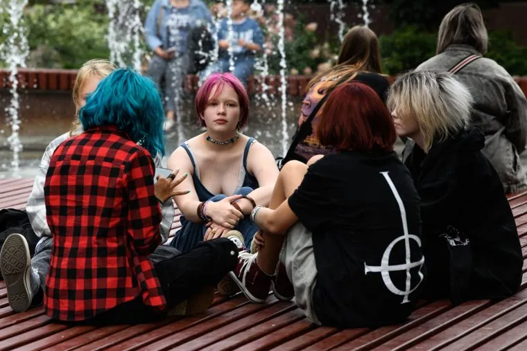 Школьники и студенты на городских улицах в День знаний. Екатеринбург 