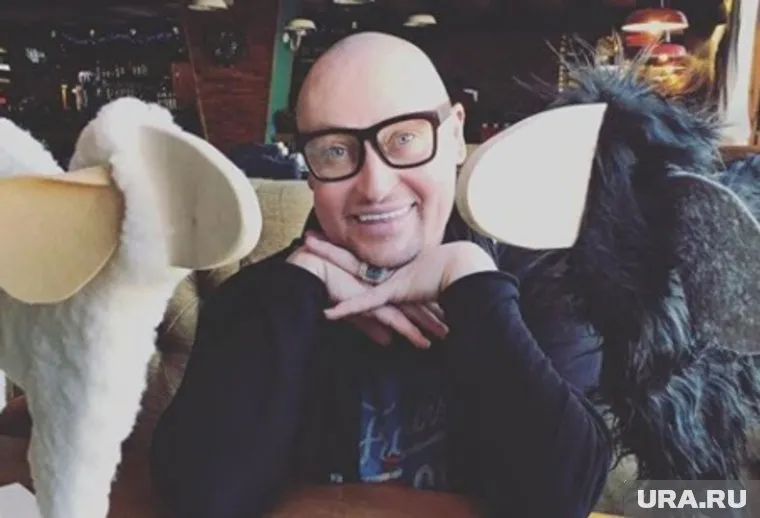 Лысина не помогла певцу избежать «щекотливого» осмотра