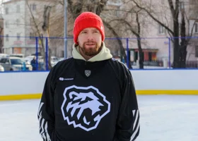 «На ровном месте теряет шайбу»: тренер магнитогорского «Металлурга» объяснил, почему не берет Кузнецова в игру