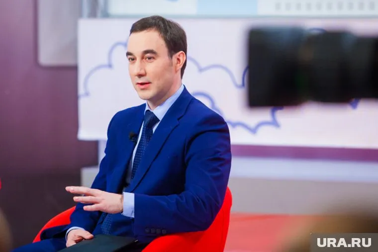 Юрий Южаков не первый раз оказывается под риском увольнения, но ему каждый раз удается сохранить свой пост