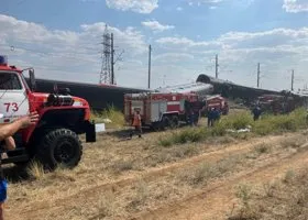 «Не успел оттормозиться»: что известно о столкновении пассажирского поезда с КАМАЗом со 140 пострадавшими