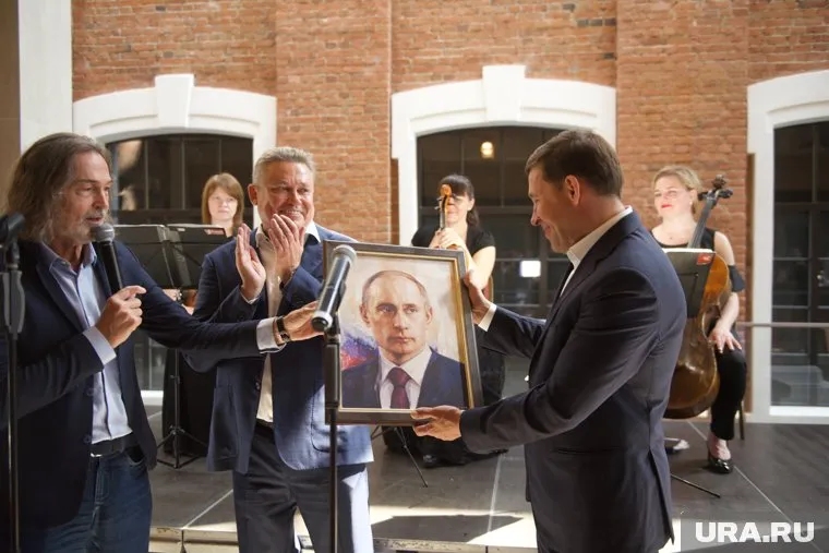 Никас Сафронов вручил Евгению Куйвашеву картину на открытии выставки в Екатеринбурге