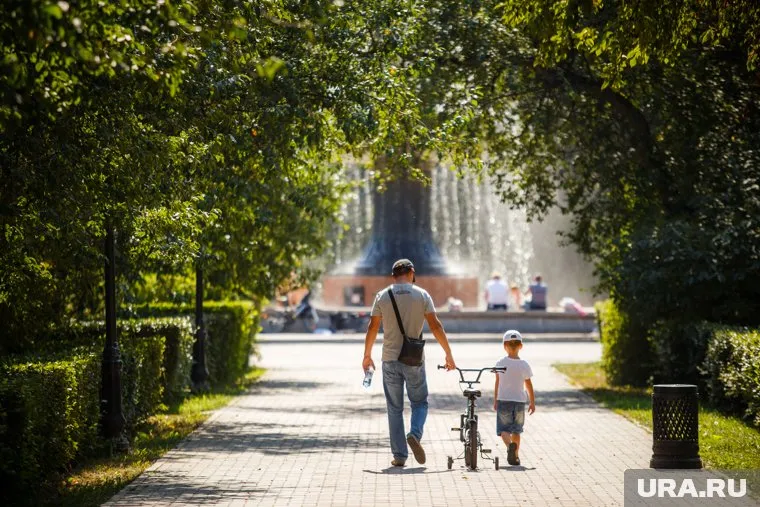 Мужчина воспитывает родного сына в одиночку