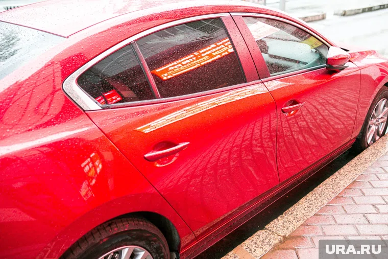 Красный автомобиль загорелся в Кургане (архивное фото)