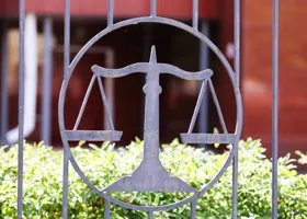 В Кургане для поджигателя подростков выбирают присяжных: как им стать и можно ли отказаться судить