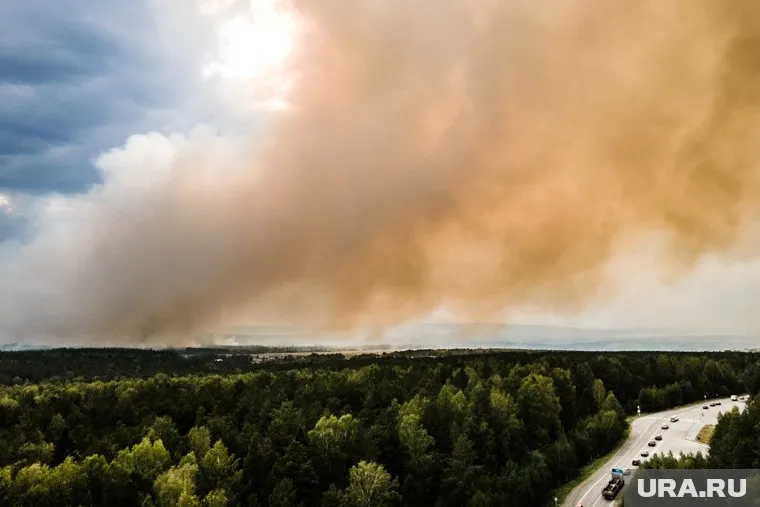 Пожарные находятся в процессе ликвидации пожара