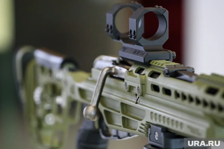 Мужчина, находясь на балконе, начал прицеливаться из винтовки