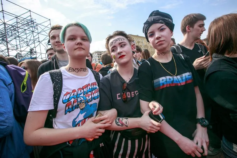 Несанкционированный митинг "Он нам не царь" на Пушкинской площади. Москва, молодежь, студентки, макияж, свобода, бузотеры, brave, капитан америка
