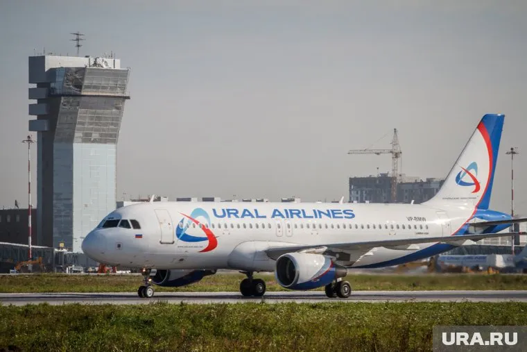 Из самолета забирают спасательные жилеты и спасательное оборудование