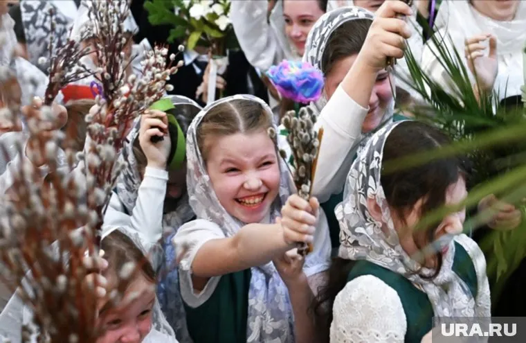 Православны приносят в храм ветки вербы, чтобы из осветили