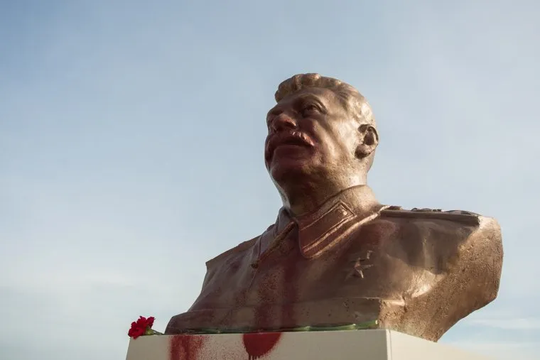 Сталин в краске. Сургут, бюст сталину, сталин в краске