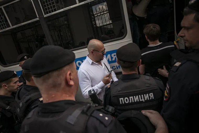 Разгон полицией несанкционированной акции оппозиции "Допускай" перед зданием мэрии Москвы на Тверской улице 13. Москва