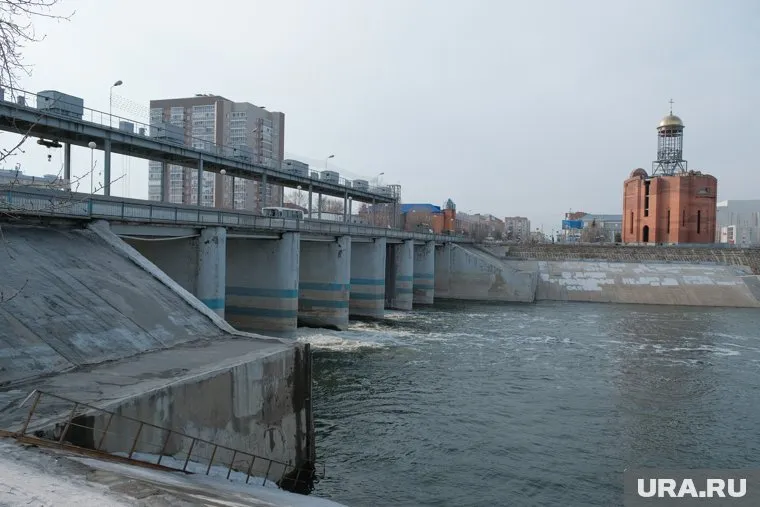 Спасатели занимаются ликвидацией затора из мусора на главном гидроузле Кургана