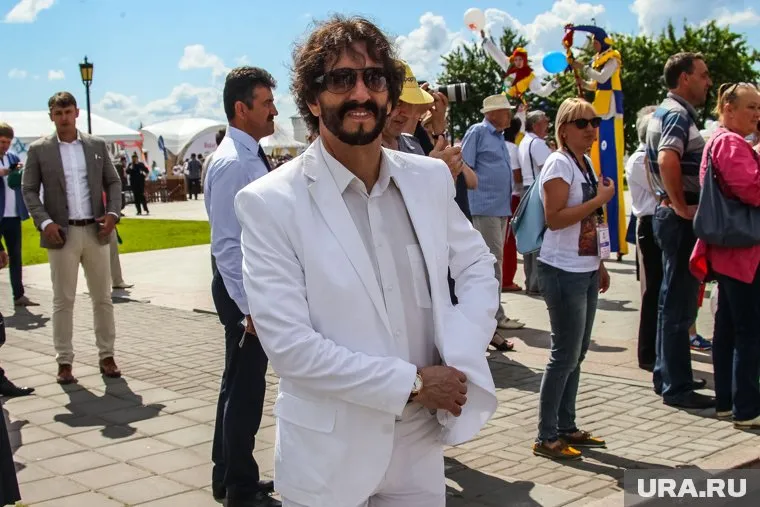 Бывший директор регионального комитета по культуре Евгений Негинский (в центре) лишился должности в связи со скандалом в ДК "Строитель"