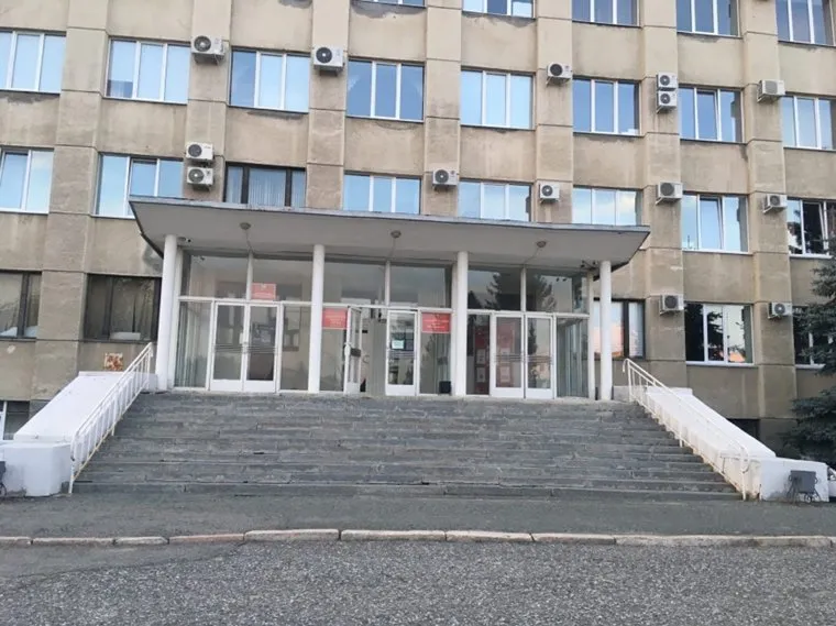 Крыльцо в здании мэрии Шадринска не оборудовано пандусами для маломобильных горожан