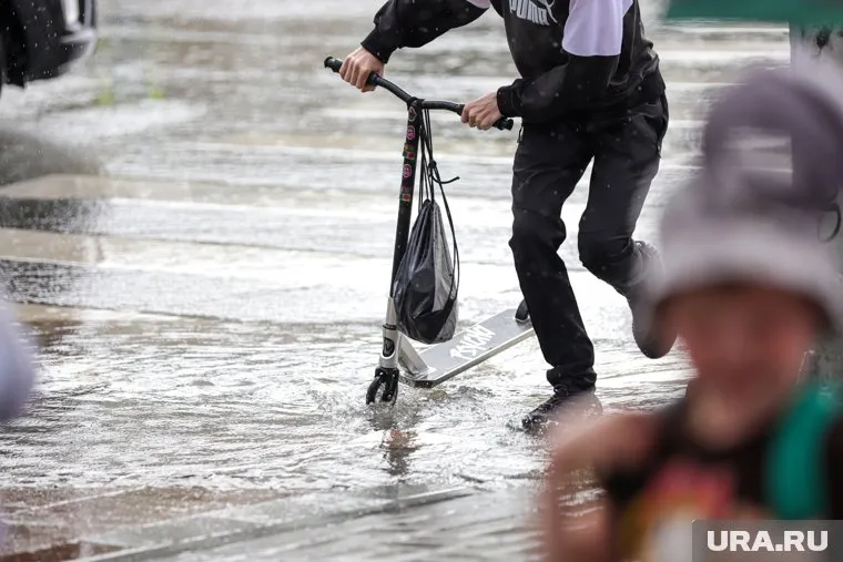 В Челябинской области пешеходы и автомобилисты оказались в эпицентре стихии