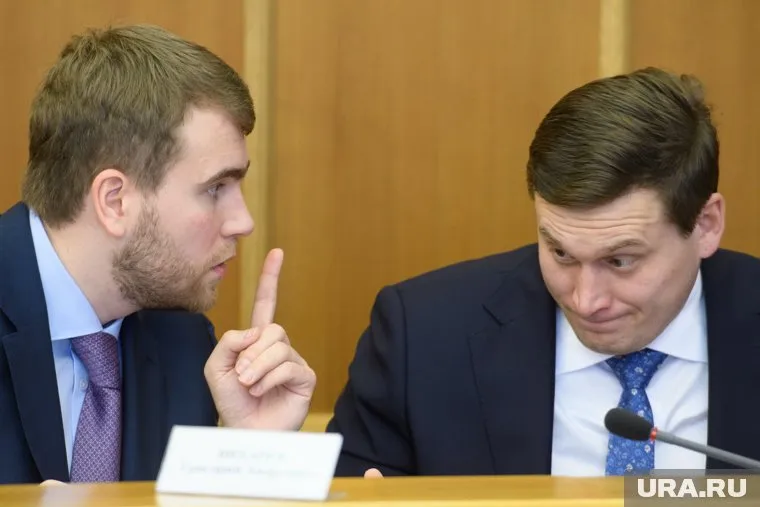 Депутат Вихарев (слева) первый день работает на новом месте