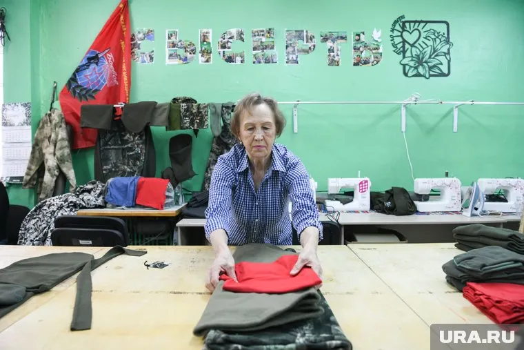Женщины шьют для бойцов теплую одежду и одеяла-невидимки