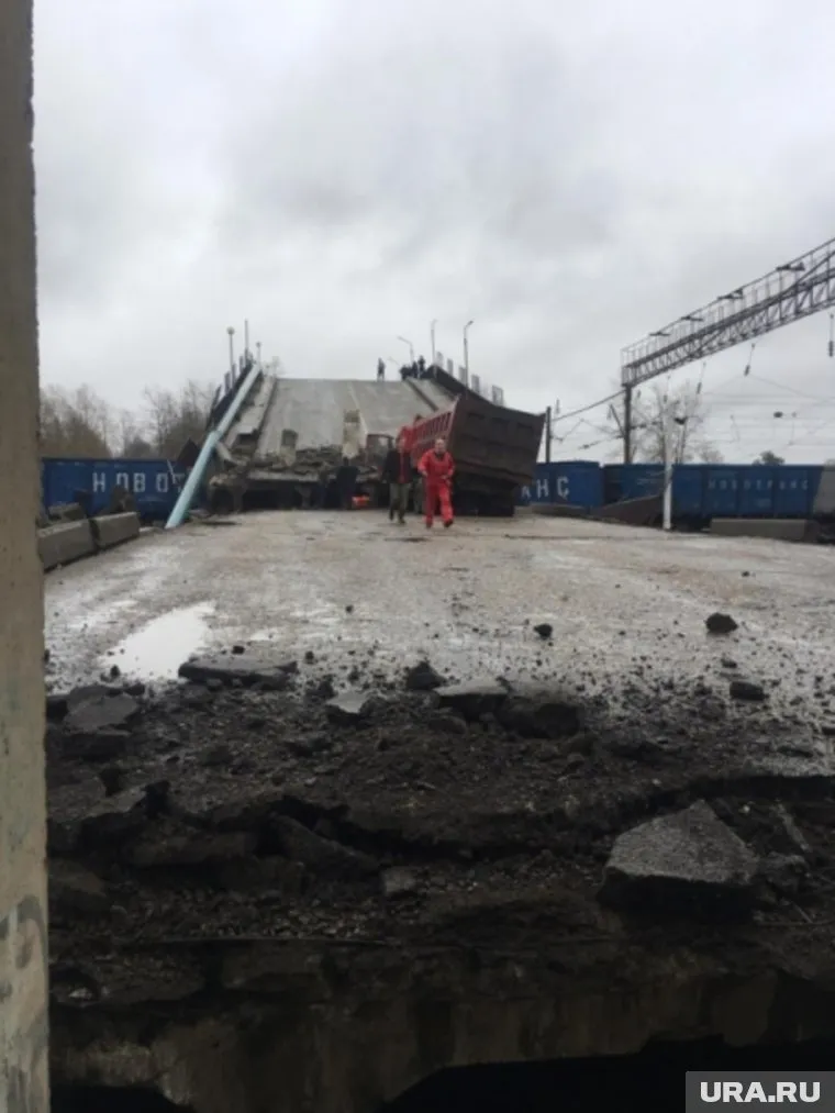 Мост упал под тяжестью большегруза