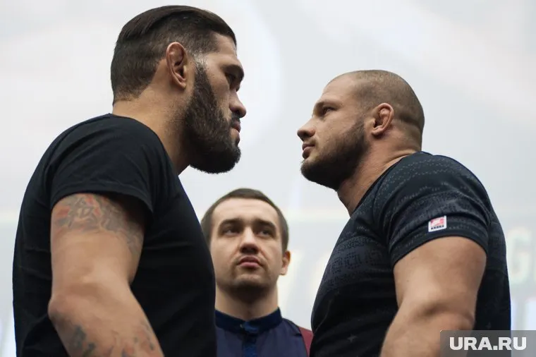Алексей Титов (посередине) организовывал одни из самых ярких турниров в Екатеринбурге: по MMA (как на фото) и по боксу