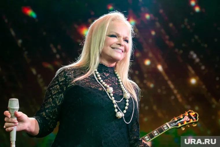 Лариса Долина опубликовала чувственный трек «Двое на ветру»