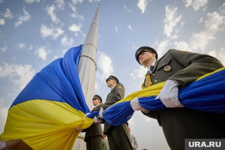 В случае снижения мобилизационного возраста молодые украинцы начнут массово покидать страну любыми путями, считают политологи
