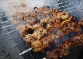 Горы ароматного плова, хот-доги и сладости: чем курганцы угощают гостей Дня города