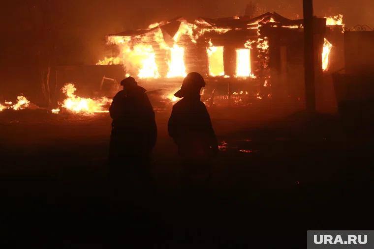 Посчле поджога мужчина скрылся с места, а огонь потушили соседи