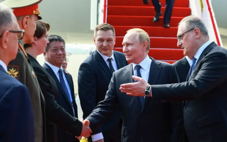 Для Путина расстелили красную ковровую дорожку