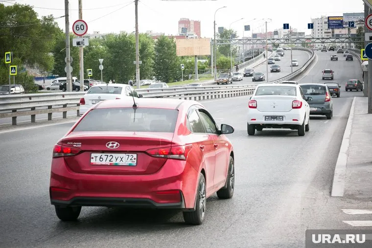 Неадекват выбил боковое стекло у машины, за рулем которой находилась девушка (фото из архива)