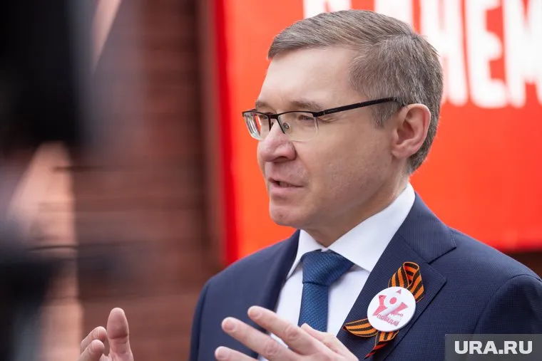 Владимир Якушев поблагодарил работников сферы за добросовестность и ответственное отношение к труду