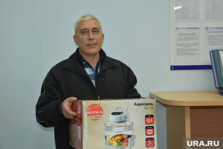 Победитель акции Сергей Пятков увез домой аэрогриль