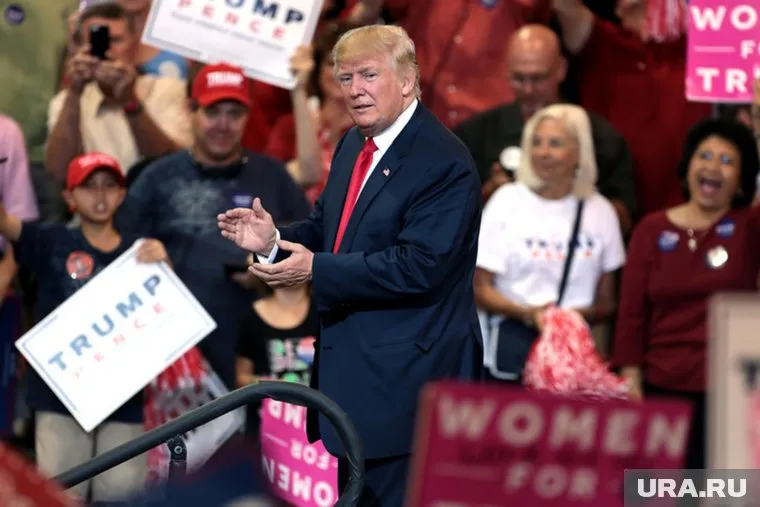 В экс-президента США во время митинга было выпущено не менее трех пуль, сообщfет CNN.