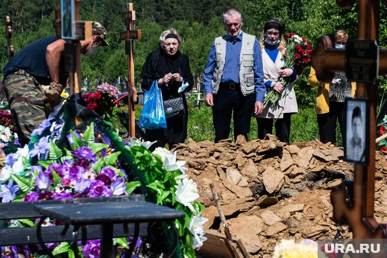 Погибшего Тушканова похоронили на Лесном кладбище