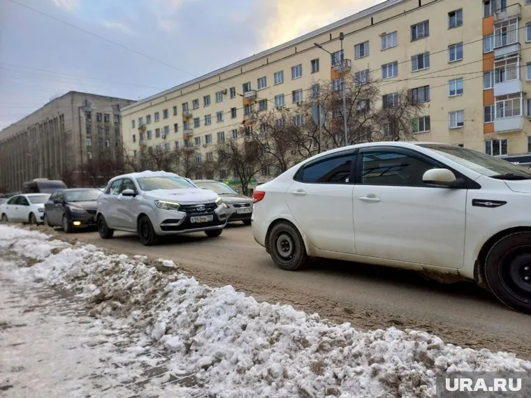 Заснеженные обочины на улице Луначарского