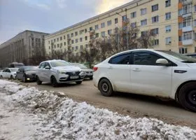 У главного театра Екатеринбурга снежный позор: фото из заваленного Октябрьского района