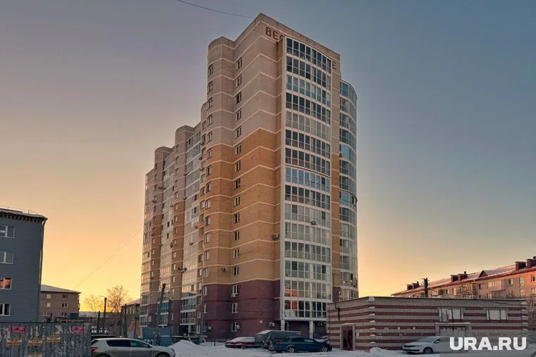 Жильцы многоэтажного дома по улице Кирова в Кургане заметили трещины внутри дома (архивное фото)