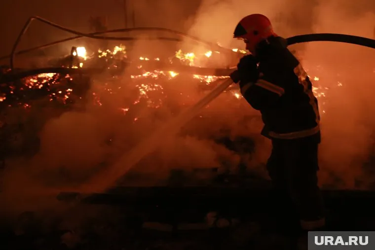 Украинские пожарные тушат возгорание в нескольких районах Киева