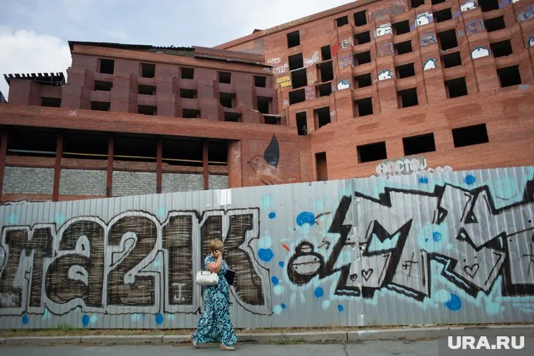 Гостинцу «Дели» возле цирка начинали строить в 1995 году, но проект так и не закончили