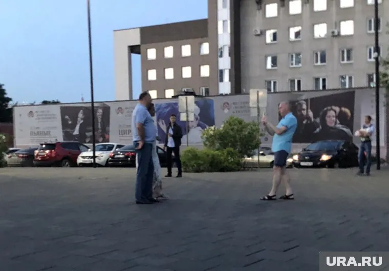 Александр Воробьев фотографирует Николая Цуканова с женой в первые дни приезда нового полпреда в Екатеринбург