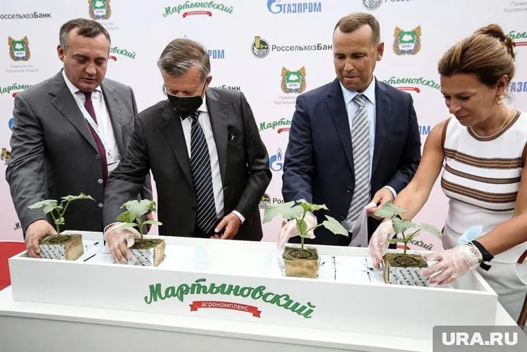 Виктор Зубков (второй слева) и Вадим Шумков (второй справа) посетили тепличный комплекс «Мартыновский»