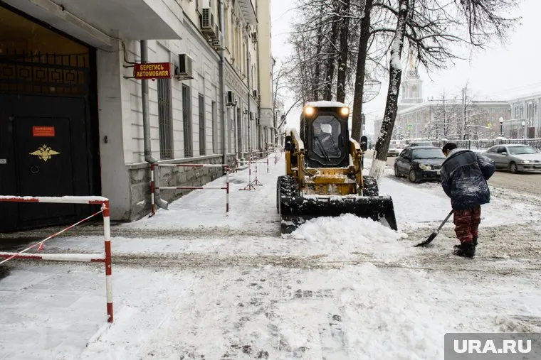 Ранее чиновникам Екатеринбурга грозили «организационными мерами» за невыполнение задачи по уборке снега