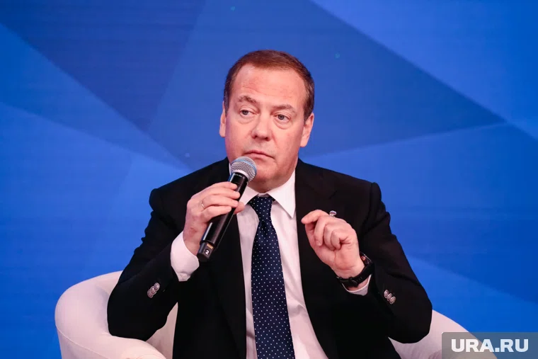 Путин считает отношения с КНДР исключительно важными, сообщил Медведев