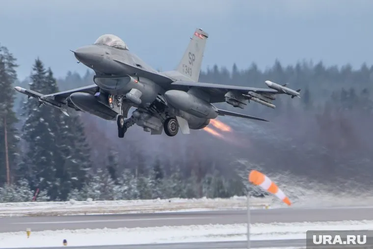 Старые самолеты F-16 крайне опасны для пилотов ВСУ, сообщают британские СМИ