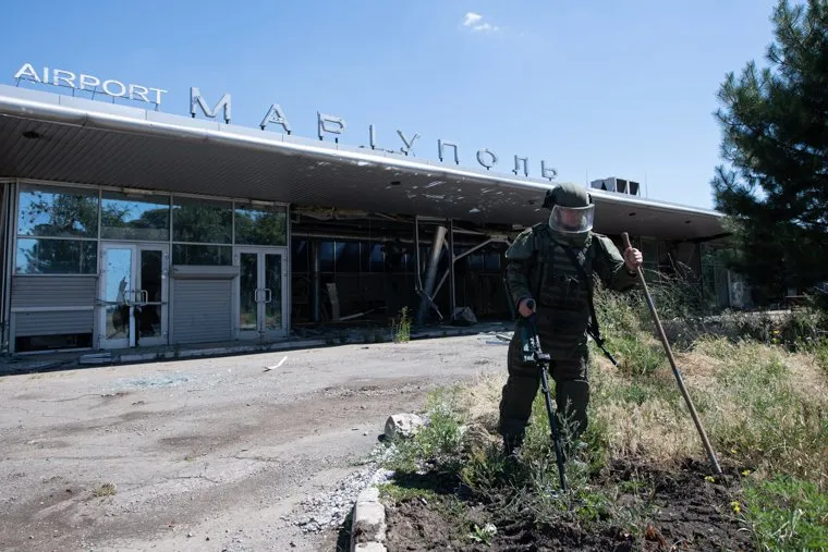 Российские инженеры-саперы начали разминирование аэропорта Мариуполя. Мариуполь