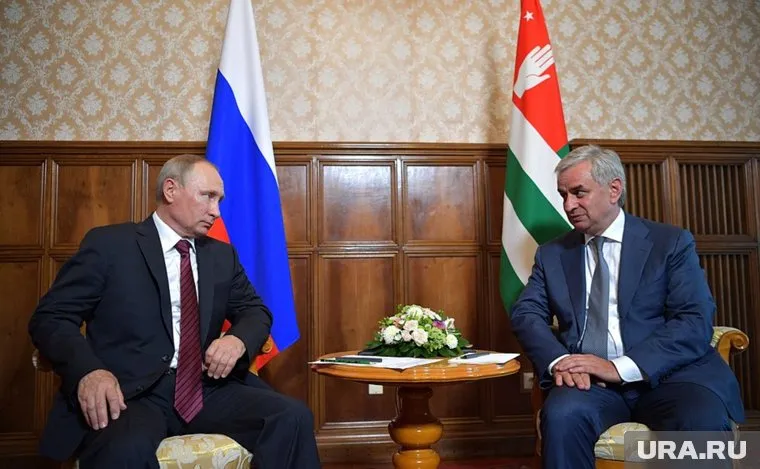 Владимир Путин с президентом Абхазии Раулем Хаджимбой